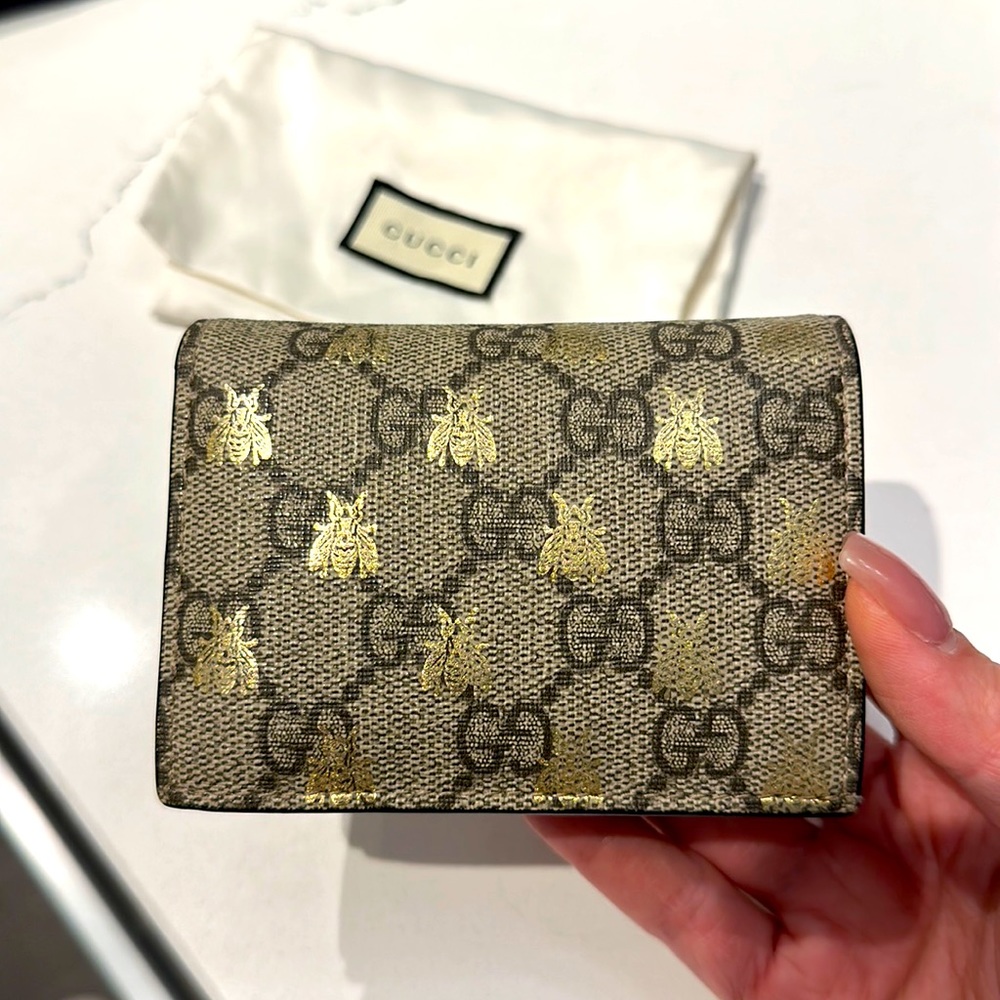 Gucci bifold wallet beige GG supreme bee